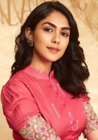 mrunal thakur 9